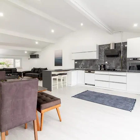 Villa Sleek House With A Lovely Terrace In Besiktas
