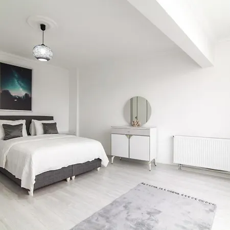 Sleek House With A Lovely Terrace In Besiktas Istanbulská provincie